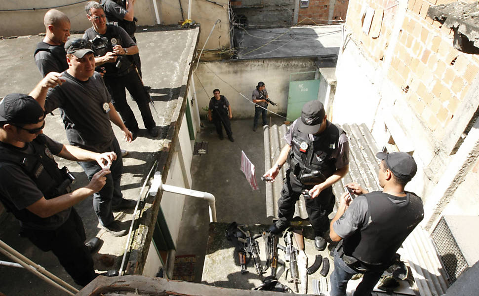 Policiais exibem armas e apreendidas após ocupação do Complexo do Alemão, conjunto de favelas na zona norte do Rio <b>