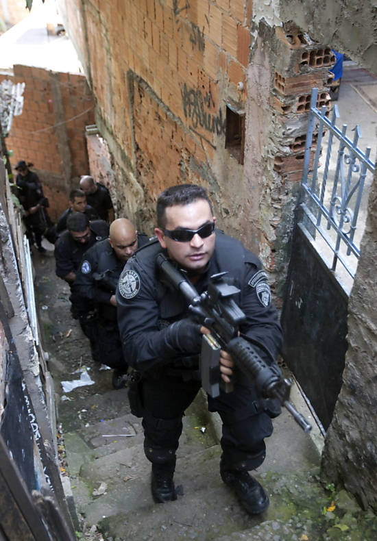 Policiais fazem varredura um dia após ocupação do Complexo do Alemão, conjunto de favelas na zona norte do Rio <b>