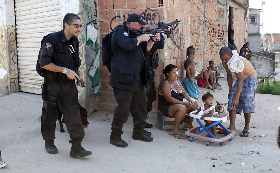 Moradora do Complexo do Alemão, na zona norte do Rio, durante varredura feita pela polícia um dia após ocupação do conjunto de favelas <b>