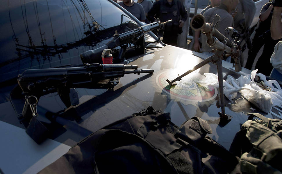 Policiais exibem armas e apreendidas após ocupação do Complexo do Alemão, conjunto de favelas na zona norte do Rio <b>