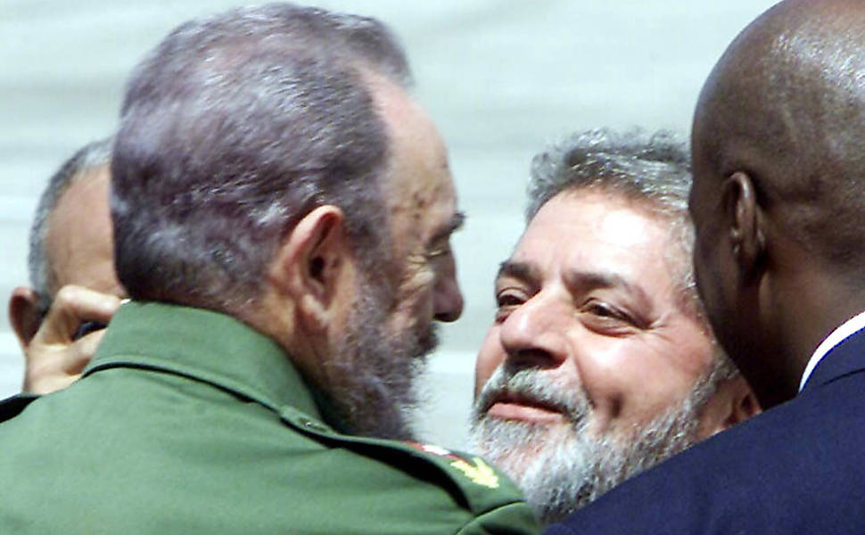 O líder cubano Fidel Castro recebe o presidente Luiz Inácio Lula da Silva no aeroporto de Havana (Cuba)