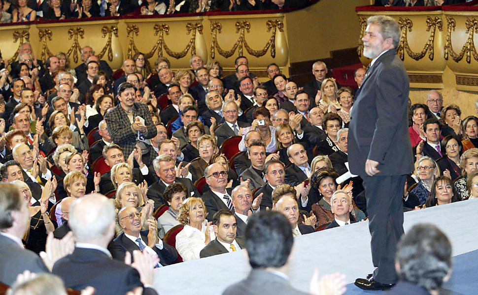 O presidente da República, Luiz Inácio Lula da Silva, é aplaudido logo após receber o prêmio Príncipe de Astúrias de Cooperação Internacional, em Oviedo (Espanha)
