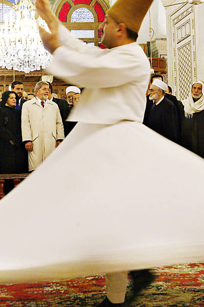 O presidente da República, Luiz Inácio Lula da Silva, e a primeira-dama, Marisa (à esq.), assistem a apresentação de dança em mesquita localizada na cidade de Damasco (Síria), a maior do país. O local foi fechado para receber a visita do presidente