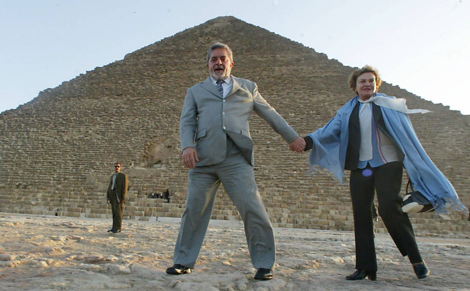O presidente da República, Luiz Inácio Lula da Silva, e a primeira-dama, Marisa, durante visita às pirâmides de Gizé, no Cairo (Egito)