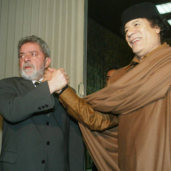O presidente Luiz Inácio Lula da Silva, cumprimenta o coronel líbio Muammar Gaddafi, em reunião vetada à imprensa, na cidade de Trípoli, na Líbia