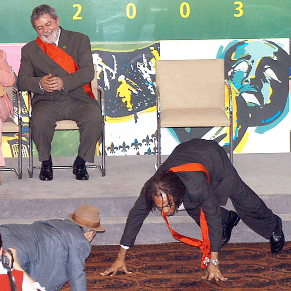 O presidente Luiz Inácio Lula da Silva (acima à esq.) sorri ao assistir o Ministro da Cultura, Gilberto Gil (à dir.), dançar com o músico Antônio Nóbrega durante cerimônia de entrega da Ordem Cultural, no Palácio do Planalto, em Brasília