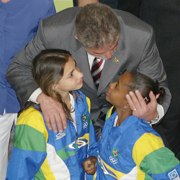 O presidente Luiz Inácio Lula da Silva abraça as ginastas Laís Souza e Daiane dos Santos, durante recepção à delegação olímpica no Palácio do Planalto; Daiane disse que Lula, que admira tanto Fidel Castro, deveria se inspirar no cubano e investir mais no esporte