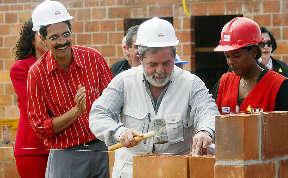 O presidente da República, Luiz Inácio Lula da Silva, assenta tijolo durante visita a um conjunto habitacional de Recife (PE), ao lado do prefeito João Paulo (à esq.), candidato à reeleição pelo PT
