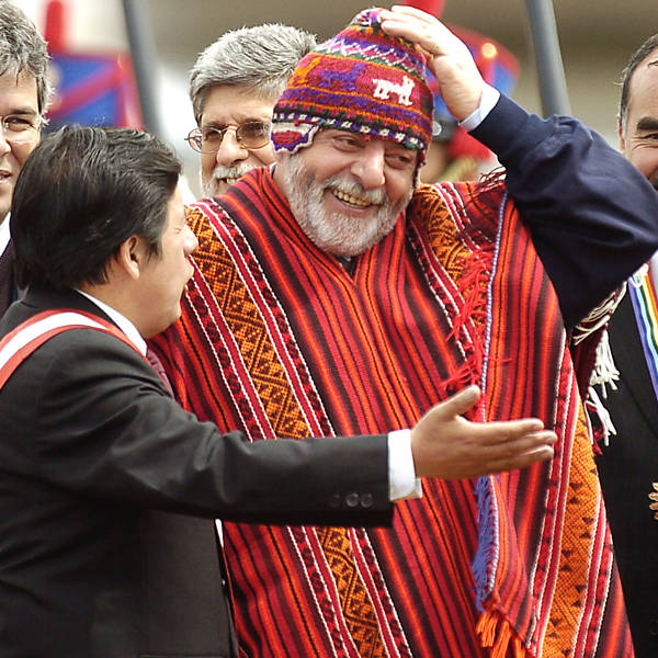 Com traje típico do Peru, Lula é recebido em Cusco pelo governador local para o lançamento da Comunidade Sul-Americana de Nações; ele afirmou que terá paciência para resolver tensões com a Argentina, que propõe defesa contra exportações do Brasil