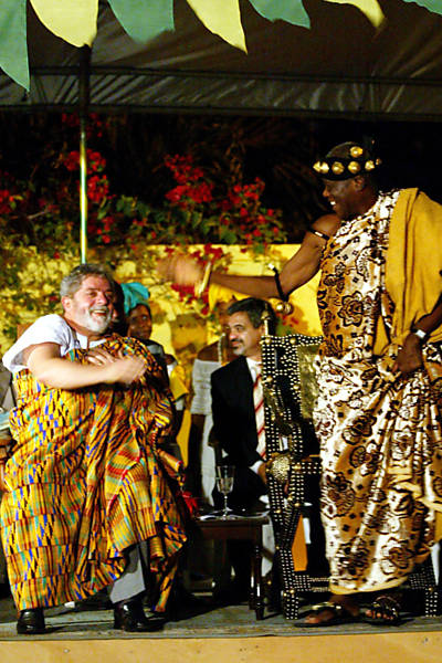 O presidente Luiz Inácio Lula da Silva participa do "Dubar", cerimônia organizada pelo Rei Tabom, Nii Azumah V, em homenagem ao presidente na embaixada. O Dubar é uma cerimônia organizada para a recepção ou despedida de personalidades e simboliza o afeto, a admiração e o respeito que um determinado clã possui pela pessoa homenegeada