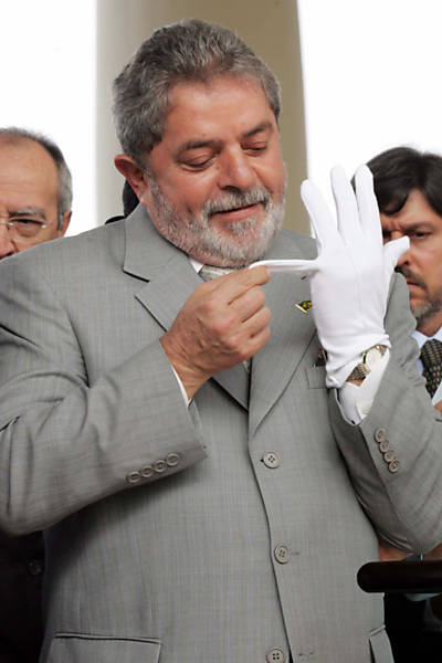 O presidente Luiz Inácio Lula da Silva, durante cerimônia de oferenda floral no Memorial Nacional, teve que usar uma luva branca e brincou quando sobrou um dedo da mão esquerda