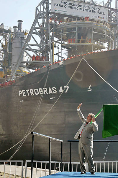O presidente Luiz Inácio Lula da Silva durante solenidade que marca a conclusão da obra e saída da Plataforma P-47 no Pier da praça Mauá, no Rio de Janeiro (RJ), que contou com a presença da governadora do Rio de Janeiro, Rosinha Matheus, a ministra de Minas e Energia, Dilma Roussef e o presidente da Petrobras, José Eduardo Dutra
