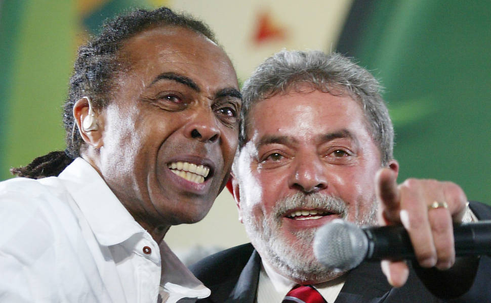 O ministro da Cultura, Gilberto Gil, e o presidente Luiz Inácio Lula da Silva durante o show "Viva Brasil", que reuniu cerca de 100 mil pessoas na Praça da Bastilha, em Paris; o presidente foi ovacionado ao subir ao palco