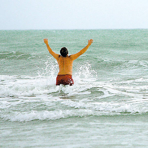 O presidente Luiz Inácio Lula da Silva toma banho de mar, na praia da Lagoa Doce, no município de Luís Correa (PI), antes de visitar o campus da UFPI em Parnaíba
