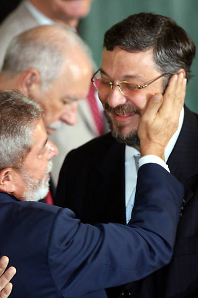 O presidente Luiz Inácio Lula da Silva cumprimenta o ex-ministro da Fazenda, Antonio Palocci Filho, durante a posse do novo ministro da Fazenda, Guido Mantega, no Palácio do Planalto, em Brasília (DF)