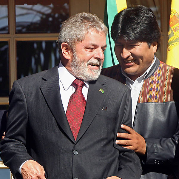 Os presidentes do Brasil Luiz Inácio Lula da Silva (à esq.) e da Bolíva Evo Morales durante encontro em que discutiram a consequência da nacionalização do petróleo e do gás bolivianos, em Puerto Iguazú (Argentina)