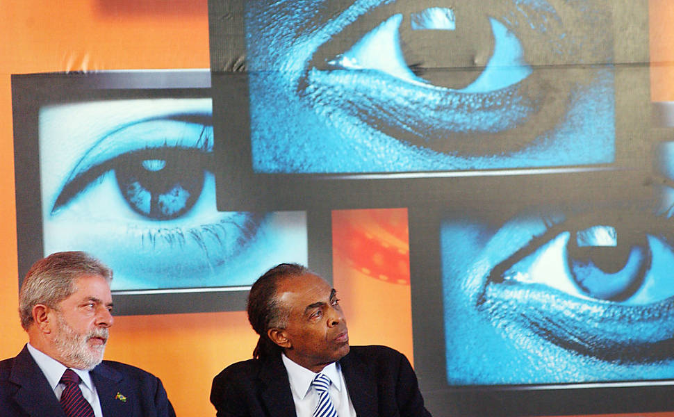 O presidente Lula participa, acompanhado do ministro da Cultura, Gilberto Gil, da cerimônia que firma o projeto para a implantação do Fundo Setorial de Áudio e Vídeo