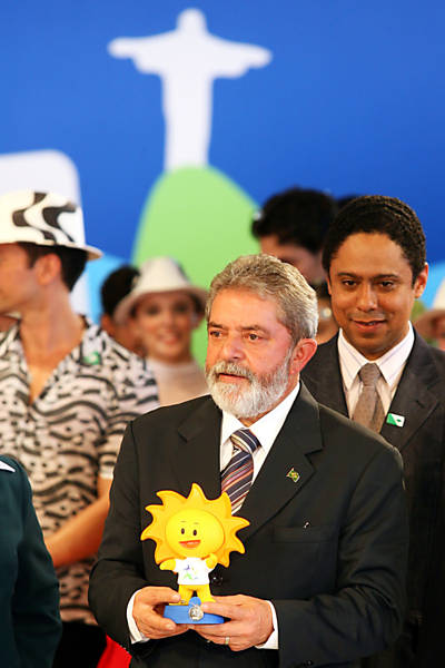 O presidente Luiz Inacio Lula da Silva segura miniatura da mascote dos Jogos Pan-Americanos do Rio-2007; atrás de Lula, o ministro dos Esportes, Orlando Silva, no Forte de Copacabana, no Rio de Janeiro (RJ)