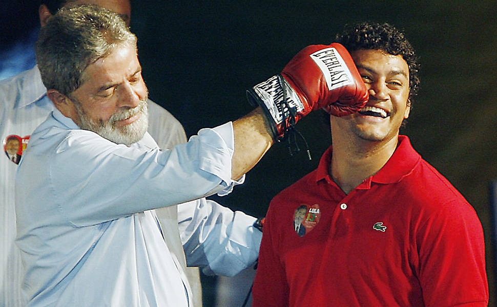 O presidente da República e candidato à reeleição Luiz Inácio Lula da Silva brinca com o pugilista Acelino Popó Freitas (à dir.) durante evento no Rio de Janeiro (RJ)