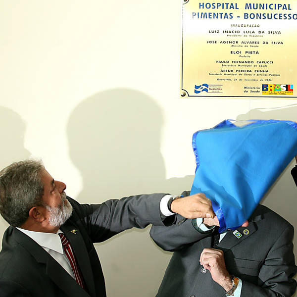 O presidente da República Luiz Inácio Lula da Silva cobre rosto do ministro da Saúde Agenor Álvares durante inauguração de obras das Hospital Municipal Pimentas-Bonsucesso, em Guarulhos (SP)