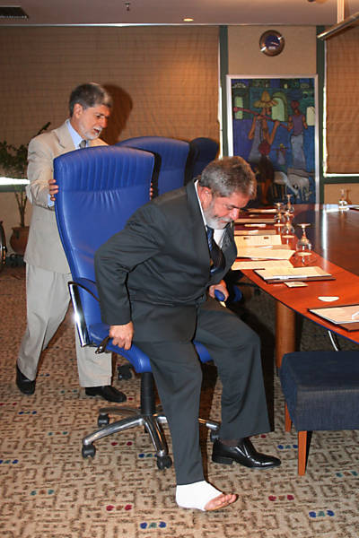 O presidente Luiz Inácio Lula da Silva, com o pé enfaixado, e o ministro das Relações Exteriores Celso Amorim chegam para encontro bilateral dos países da África e América no hotel Hilton, em Abuja (Nigéria). Uma torção no pé direito fez o presidente cancelar todos os compromissos públicos que haviam sido agendados em Abuja