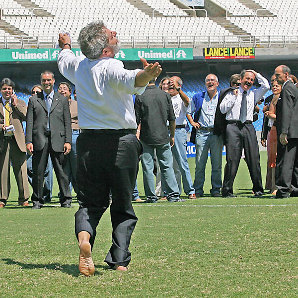 O presidente Luiz Inácio Lula da Silva, que visitou o estádio do Maracanã para acompanhar as obras para o Pan do Rio 2007, festeja gol de pênalti contra o governador do Rio de Janeiro, Sérgio Cabral Filho, no Rio de Janeiro, RJ