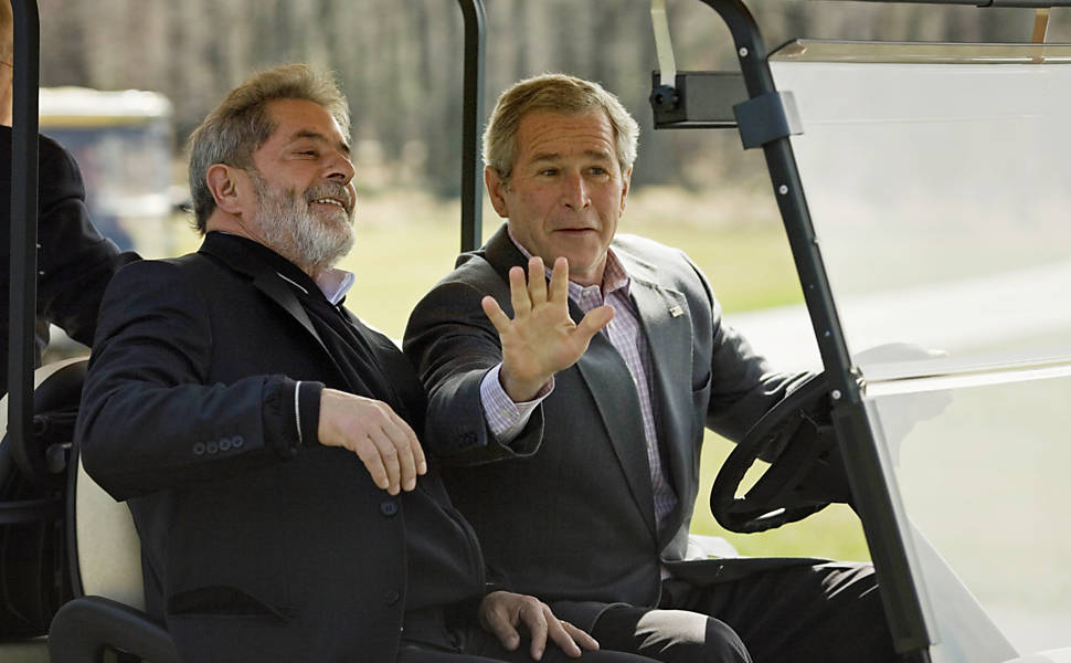 Os presidentes Lula (à esq.) e George W. Bush andam em carrinho de golfe durante visita do brasileiro a Camp David para negociações em torno da Rodada de Doha da  OMC (Organização Mundial do Comércio), nos EUA