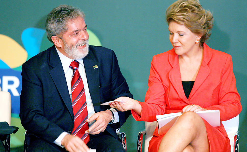 Presidente Luiz Inácio Lula da Silva se limpa após o deputado Arlindo Chinaglia derramar o copo d'água