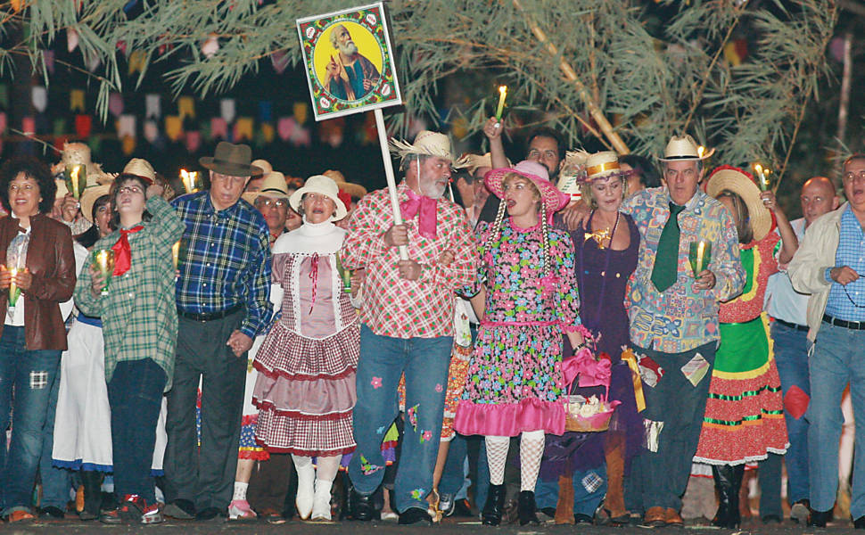 O presidente Luiz Inácio Lula da Silva, segurando um estandarte, e a primeira-dama Marisa Letícia, ao lado do vice-presidente, José Alencar (à esq.), e do ministro das Relações Institucionais, Walfrido Mares Guia (à dir.), em festa junina na Granja do Torto, em Brasília (DF)