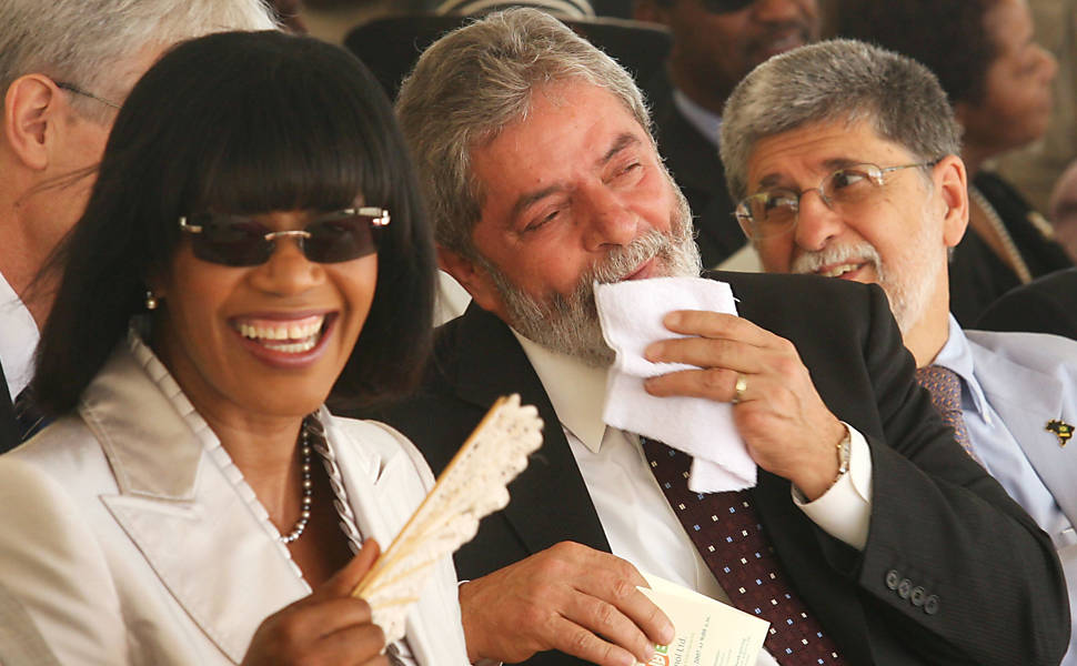 O presidente Luiz Inácio Lula da Silva (centro) acompanhado pela primeira-ministra da Jamaica, Portia Simpson e pelo ministro das Relações Exteriores, Celso Amorim participam de cerimônia de inauguração da Usina de Etanol da Jamaica Broilers, em Kingston (Jamaica)