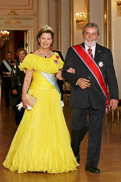 O presidente Luiz Inácio Lula da Silva (à dir.) e a rainha Sonja no palácio real em Oslo, onde ele e a primeira-dama, Marisa Letícia Lula da Silva (atrás), foram recebidos em jantar; a Noruega foi a última etapa do giro presidencial por países nórdicos