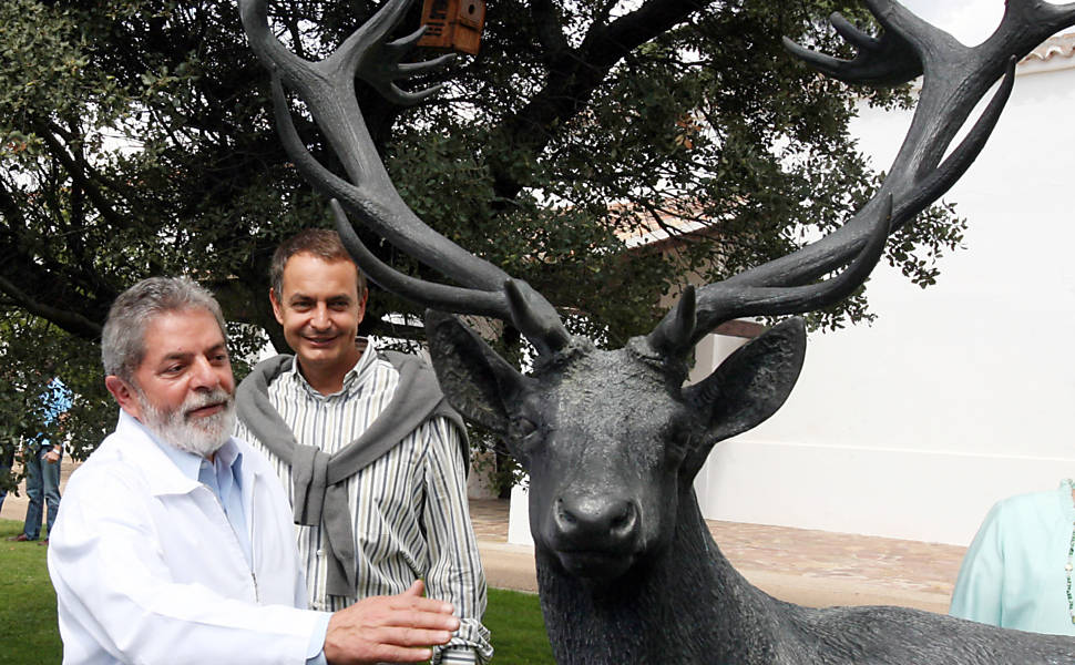 O presidente Lula e o primeiro-ministro espanhol, José Luis Rodríguez Zapatero, conversam ao lado de um  cervo durante encontro no rancho Quintos de Mora., que fica há duas horas de Madri, na Espanha