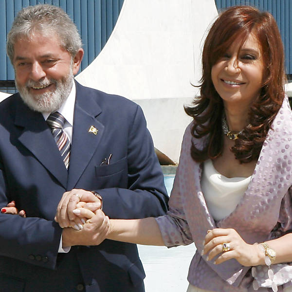 O presidente Luiz Inácio Lula da Silva recebe a primeira-dama e candidata à Presidência argentina, Cristina Kirchner, em Brasília, DF