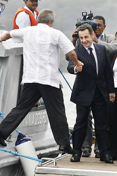 O presidente Luiz Inácio Lula da Silva (à esq.) se encontra com o presidente da França, Nicolas Sarkozy, na Guiana Francesa; o francês propôs cooperação militar e defendeu que o Brasil se torne membro permanente do Conselho de Segurança da ONU