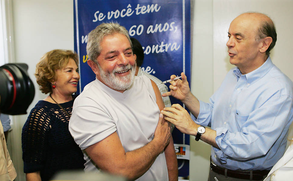 Observado por Marisa Letícia Lula da Silva, o governador de São Paulo, José Serra (PSDB), finge aplicar injeção no presidente Luiz Inácio Lula da Silva em posto de saúde em São Bernardo do Campo, na abertura da campanha contra a gripe