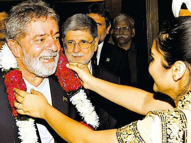 O presidente Lula e o ministro das Relações Exteriores, Celso Amorim, são recebidos  durante cerimônia oficial em Nova Déli, na Índia