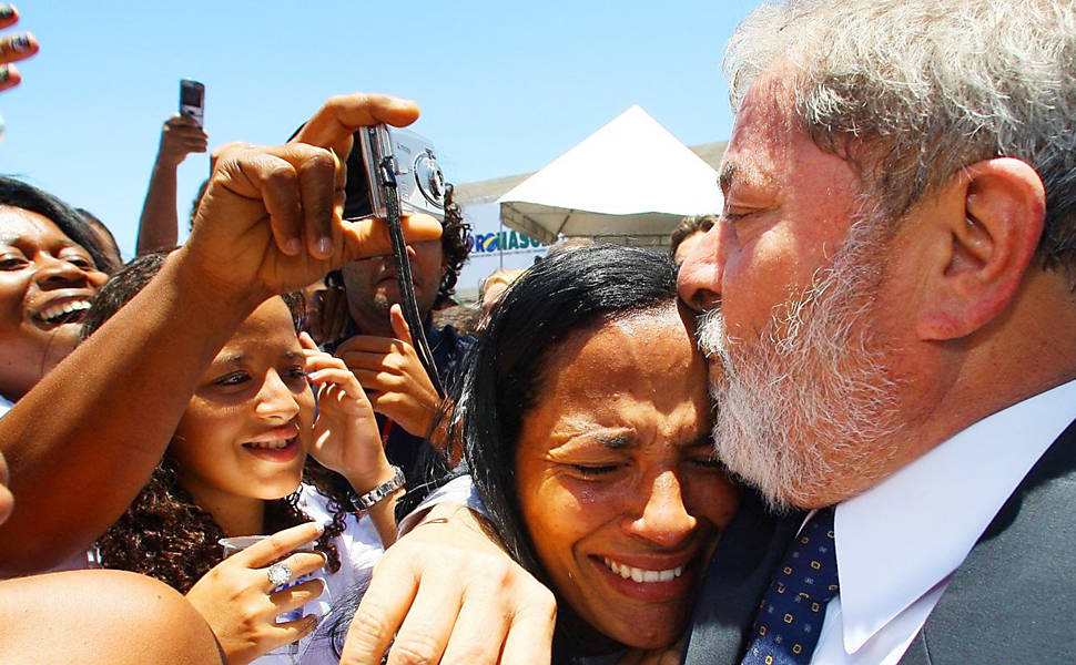 O presidente Luiz Inácio Lula da Silva beija moradora durante sua visita ao complexo de favelas do Alemão, na zona norte do Rio de Janeiro (RJ)