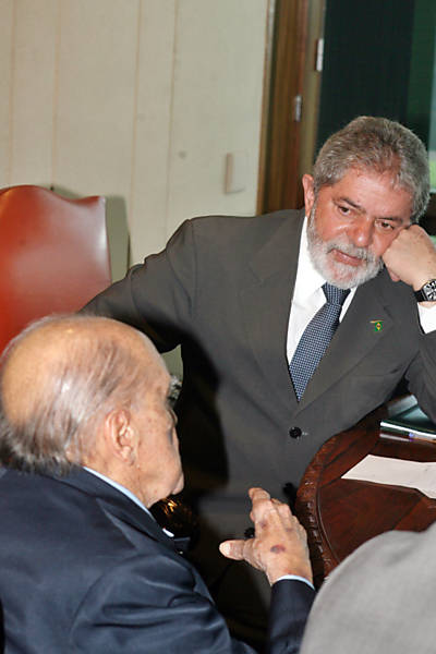 Presidente Luiz Inacio Lula da Silva recebe o arquiteto Oscar Niemeyer, no Palácio do Planalto