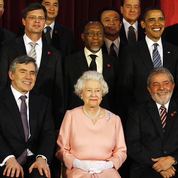 Rainha Elizabeth posa para fotos com líderes que participaram da reunião do G20, no Palácio de Buckingham, em Londres