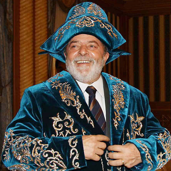 O presidente Lula veste traje típico do Cazaquistão durante visita ao país, em Astana