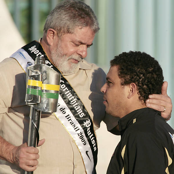 Texto: Com o troféu da Copa do Brasil, o presidente Luiz Inácio Lula da Silva fala com o atacante Ronaldo, principal astro do Corinthians, ao receber parte da equipe no Palácio do Alvorada, em Brasília (DF), após o time ter sagrado-se campeão em Porto Alegre (RS). ***  Brazil?s President Luiz Inacio Lula da Silva, left, speaks with Brazilian soccer star Ronaldo while holding the Brazilian championship trophy, during an encounter with players of Corinthians FC at the Alvorada palace in Brasilia, Thursday, July 2, 2009. Corinthians won the Brazilian championship on Wednesday. (AP Photo/Eraldo Peres)