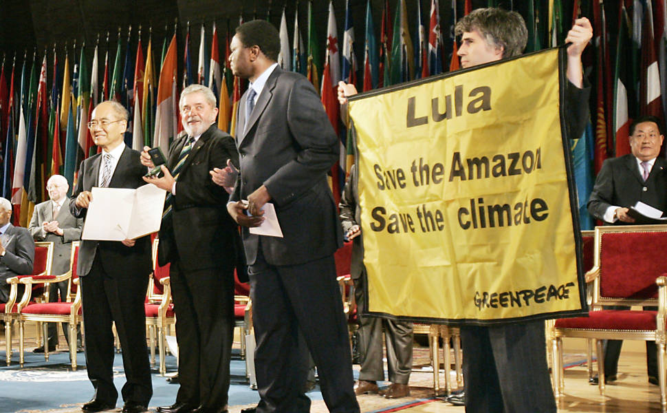 Com faixas pedindo a preservação da Amazônia, ativistas do Greenpeace invadem palco antes do presidente Luiz Inácio Lula da Silva receber o prêmio Félix Houphouët-Boigny Peace, em Paris (França)