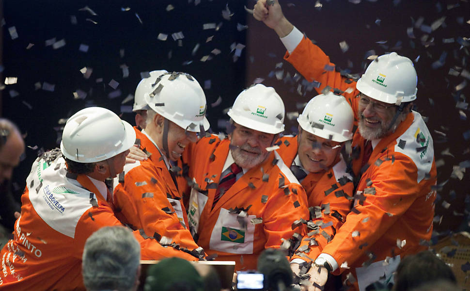 (Da esquerda para a direita, o presidente de BM&F Bovespa, Edemir Pinto, o vice-presidente do Brasil, José Alencar, o presidente Luiz Inácio Lula da Silva, o ministro da Fazenda, Guido Mantega, e o presidente de Petrobras, José Sergio Gabrielli, participam de um ato celebrado na Bolsa de São Paulo