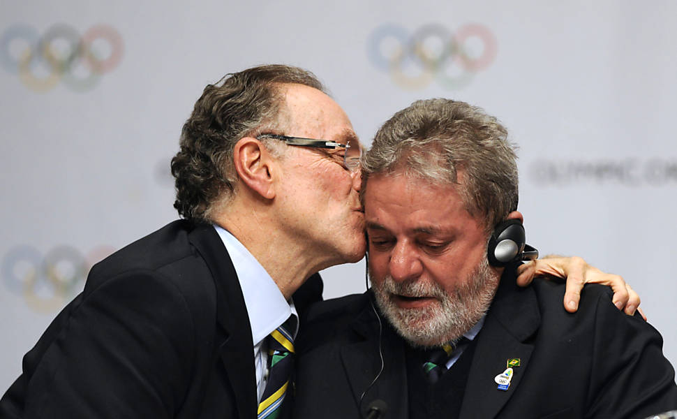 Carlos Arthur Nuzman, presidente do COB (Comitê Olímpico Brasileiro), beija o presidente Luiz Inácio Lula da Silva em Copenhague, na Dinamarca, após o COI (Comitê Olímpico Internacional) eleger o Rio de Janeiro como a cidade-sede dos Jogos Olímpicos de 2016. Por 66 a 32, o Rio bateu Madri no último turno de votação. Chicago e Tóquio já haviam sido eliminadas em rodadas de votação anteriores