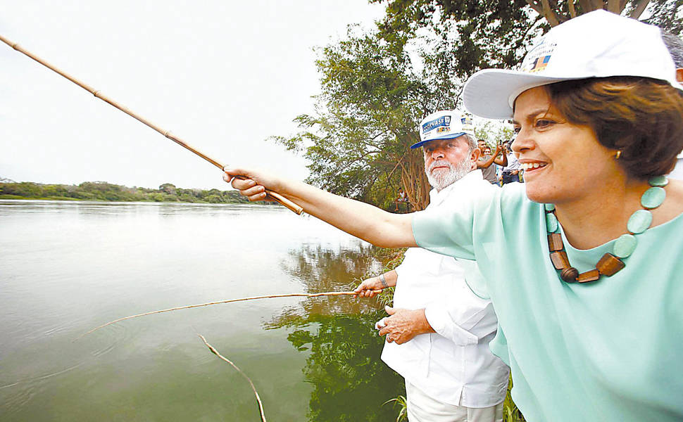 O presidente da República, Luiz Inácio Lula da Silva, e a ministra da Casa Civil, Dilma Rousseff, pescam às margens do rio São Francisco, em Buritizeiro (MG)
