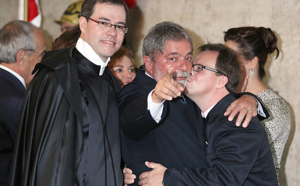 O presidente Luiz Inácio Lula da Silva abraça José Eduardo, irmão do novo ministro do STF (Supremo Tribunal Federal), José Antonio Dias Toffoli, durante cerimônia em Brasília (DF)