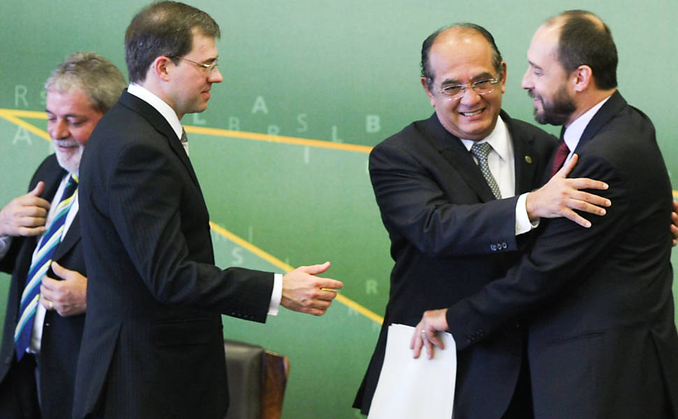 O novo Advogado-Geral da União Luís Inácio Adams (à dir.) é cumprimentado por José Antonio Dias Toffoli (segundo à esq.), que exercia o cargo até então, e pelo presidente Luiz Inácio Lula da Silva e o ministro Gilmar Mendes durante cerimônia de sua posse no Palácio Itamaraty, em Brasília (DF)