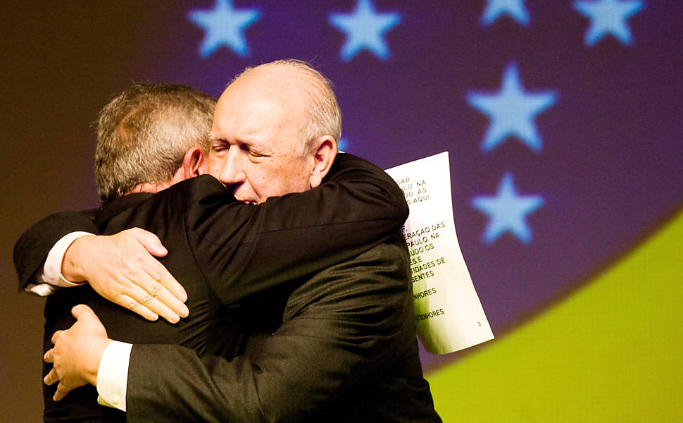 O presidente, Luiz Inácio Lula da Silva, abraça o vice-presidente, José Alencar, durante cerimônia que o homegeia. Cerimonia de entrega do título de presidente emérito da Federação das Indústrias do Estado de Sao Paulo (FIESP) ao vice-presidente da República, José Alencar, em São Paulo. (Foto: Rodrigo Paiva/Folhapress) ***EXCLUSIVO***