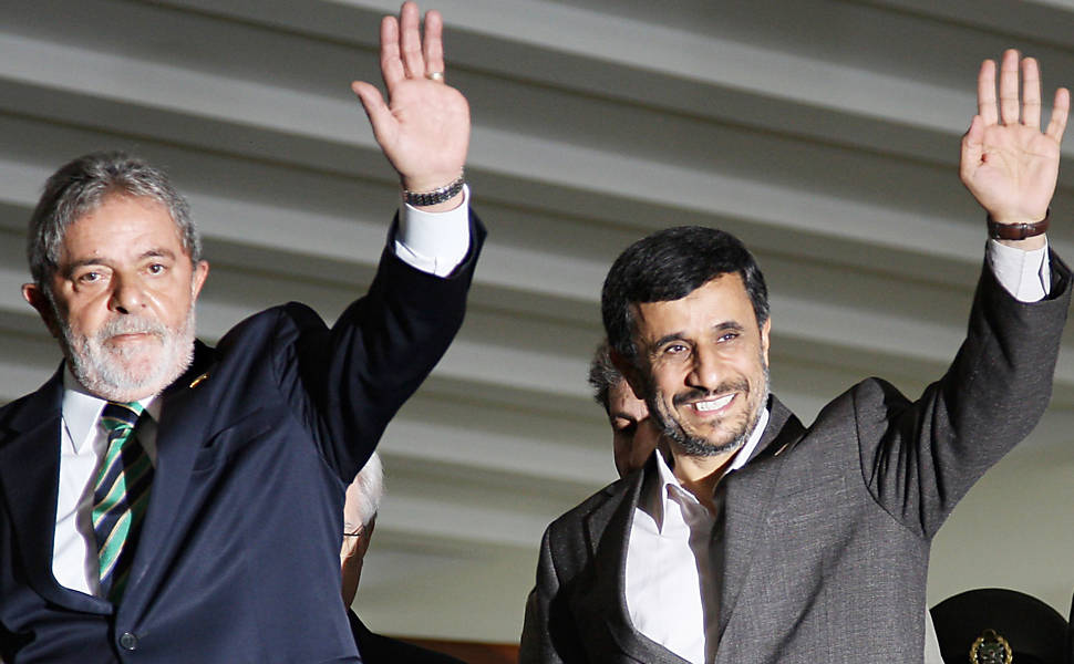 O presidente brasileiro, Luiz Inácio Lula da Silva, recebe o presidente iraniano, Mahmoud Ahmadinejad, em visita ao Brasil