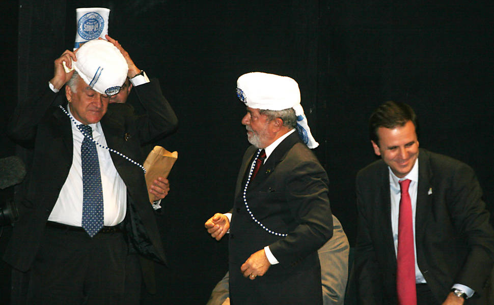 O presidente Luiz Inácio Lula da Silva (ao centro) e o ministro da Cultura, Juca Ferreira (à esq.), com turbante dos Filhos de Gandhy durante evento de entrega da medalha de Ordem do Mérito Cultural 2009, no Teatro Oi Casa Grande, no bairro do Leblon, no Rio de Janeiro (RJ)